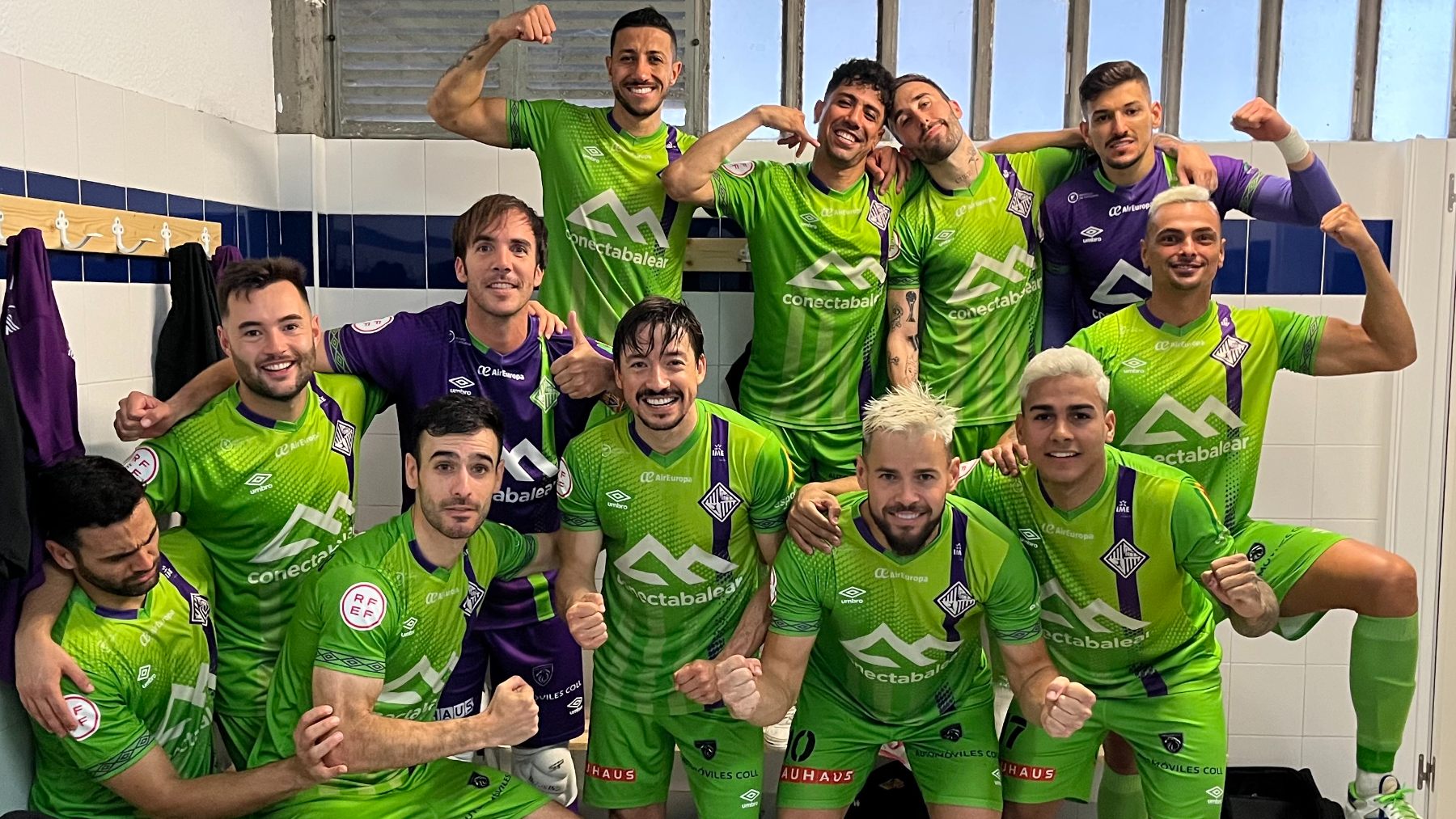 La plantilla del Mallorca Palma Futsal celebra el pase a la semifinal del playoff