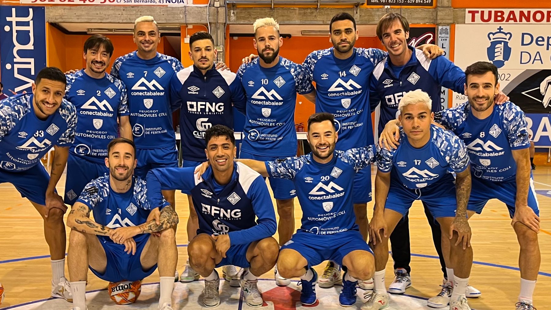 La plantilla posa en la pista del pabellón Agustín Mourís
