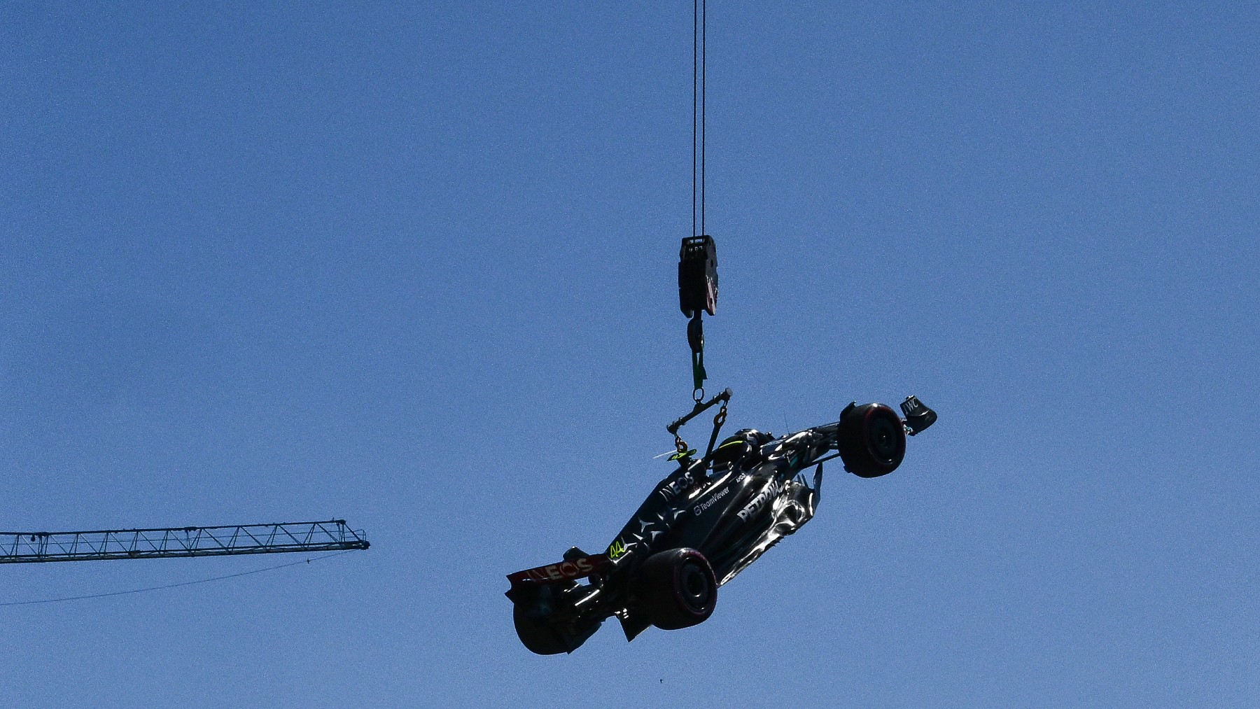 El Mercedes de Lewis Hamilton en el cielo de Mónaco sujetado por la grúa. (AFP)