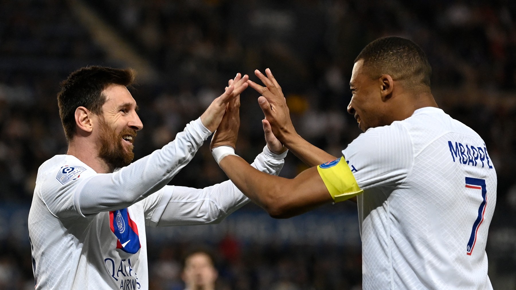 Messi y Mbappé celebran un gol (AFP)