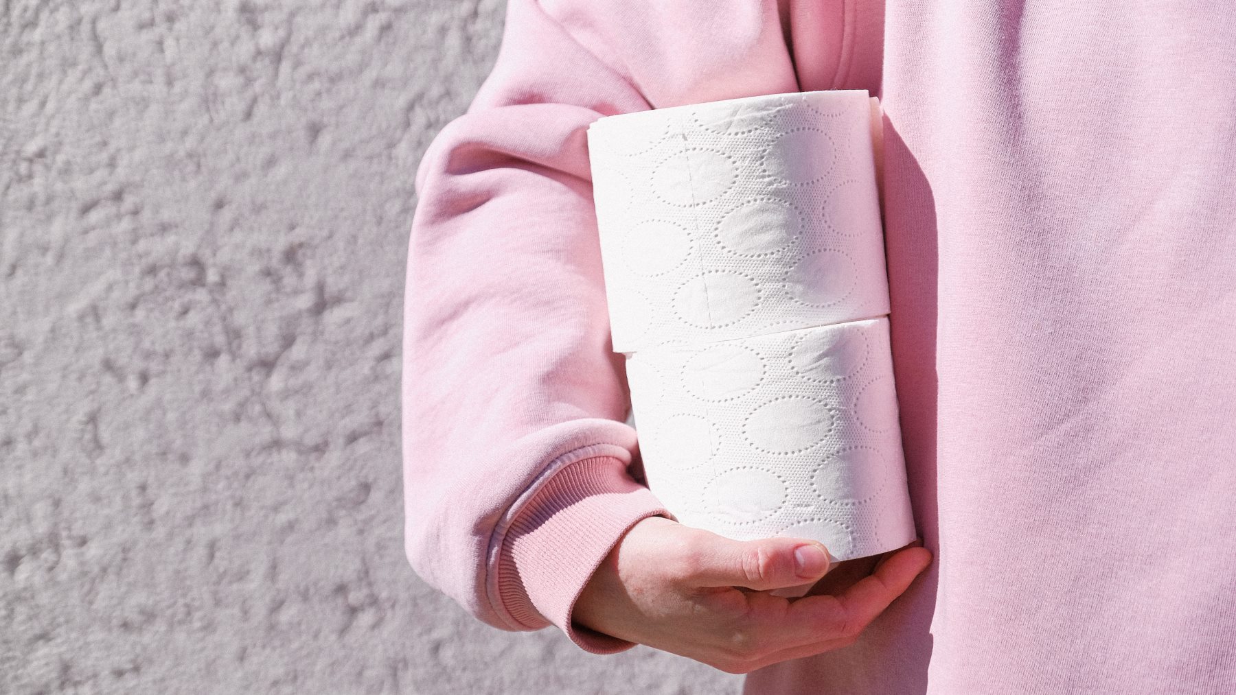 Te volará la cabeza con este truco de limpieza: papel higiénico con vinagre para no limpiar en días