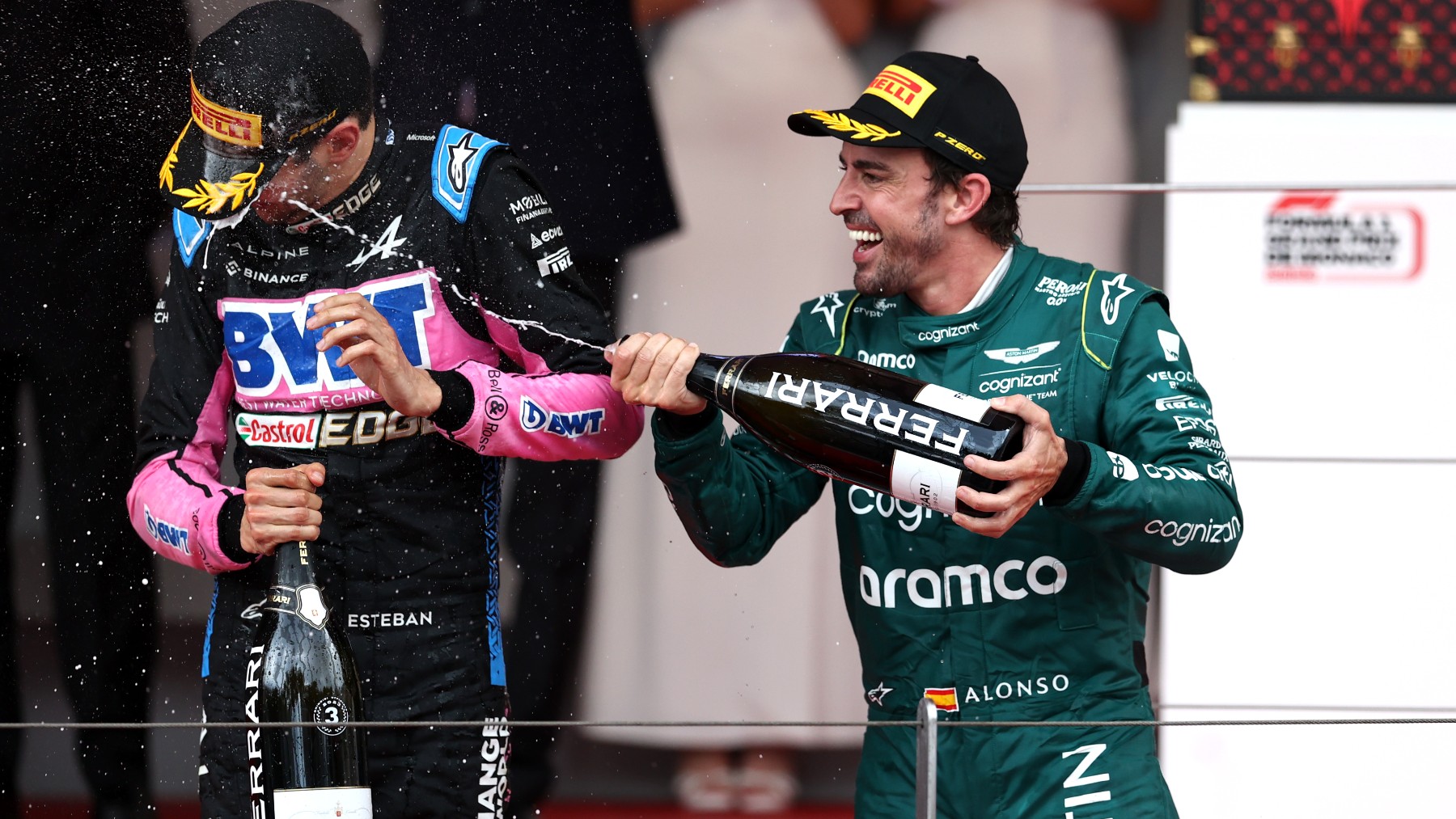 Alonso junto a Ocon en el podio (Getty)