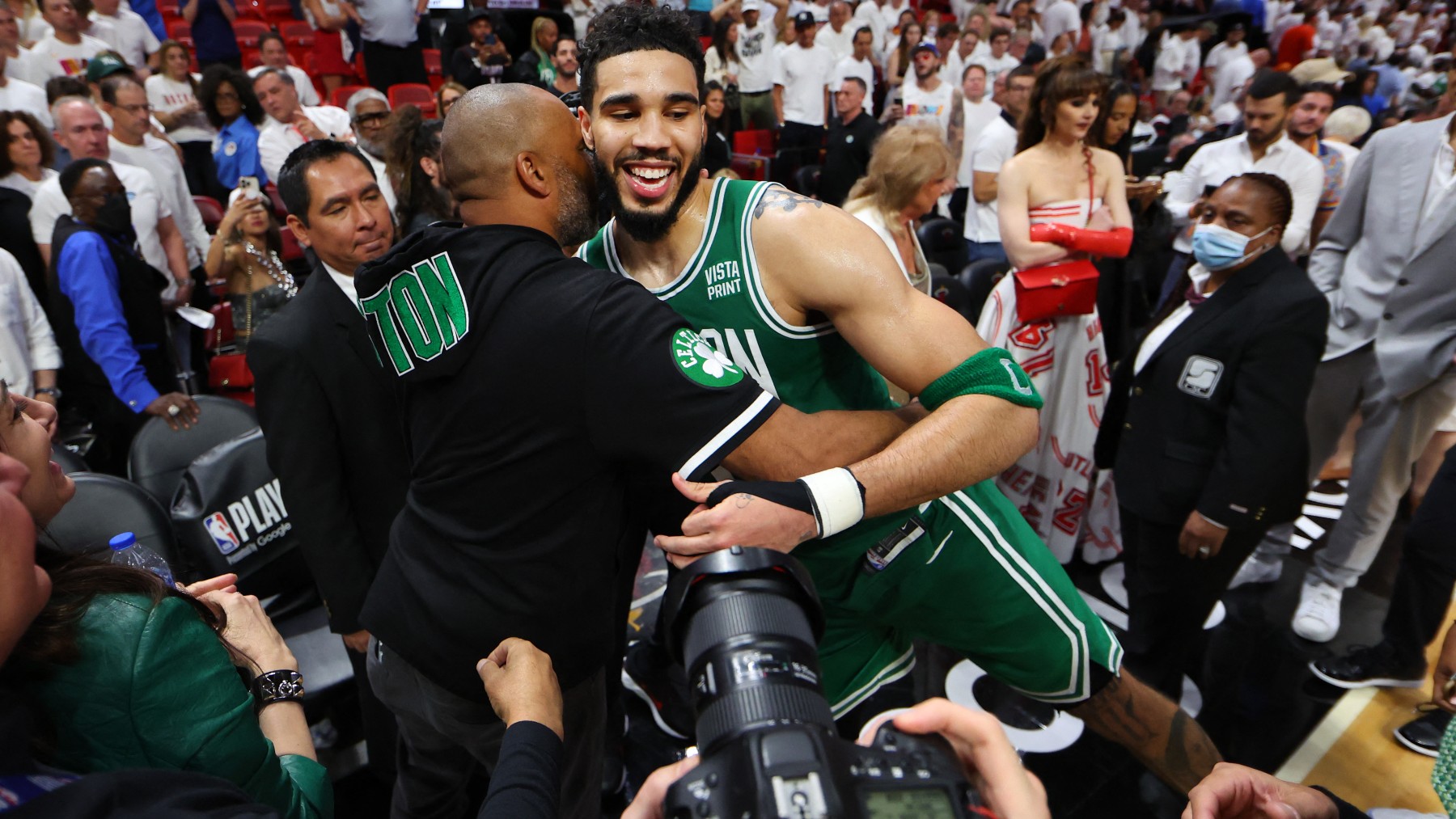 Los jugadores de los Celtics celebran la victoria. (AFP)