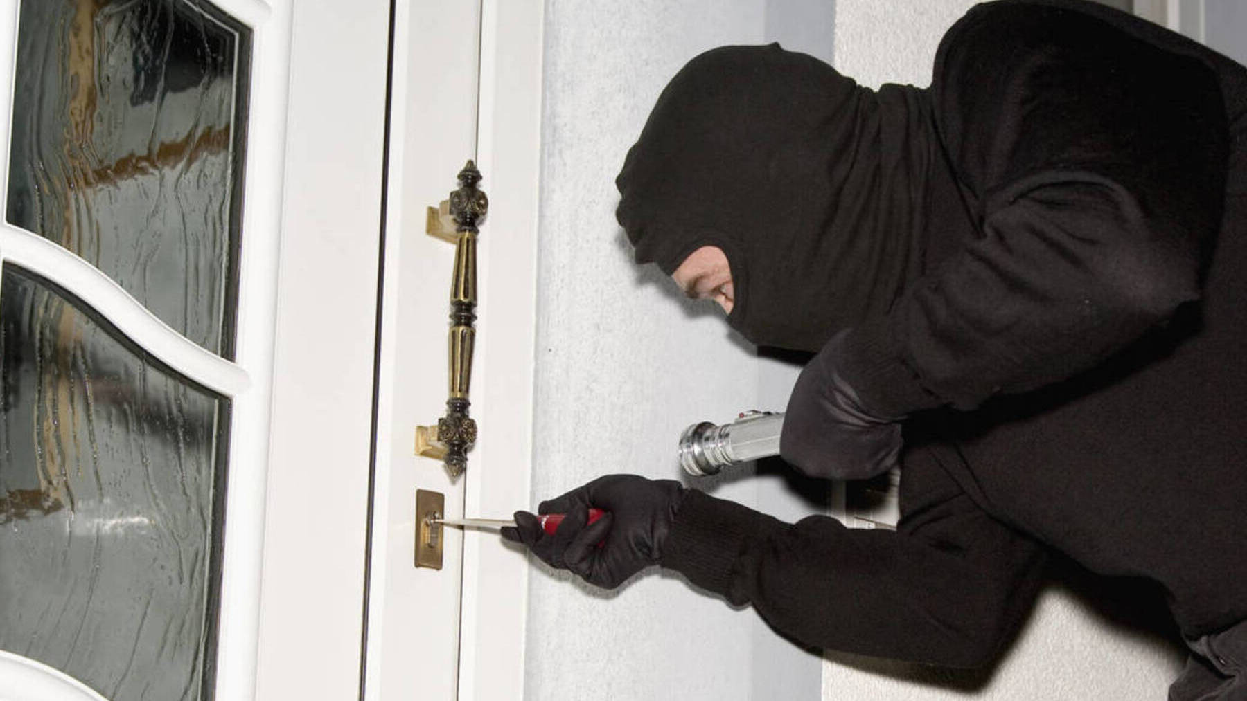 5 Métodos alternativos para abrir puertas que utilizan los ladrones