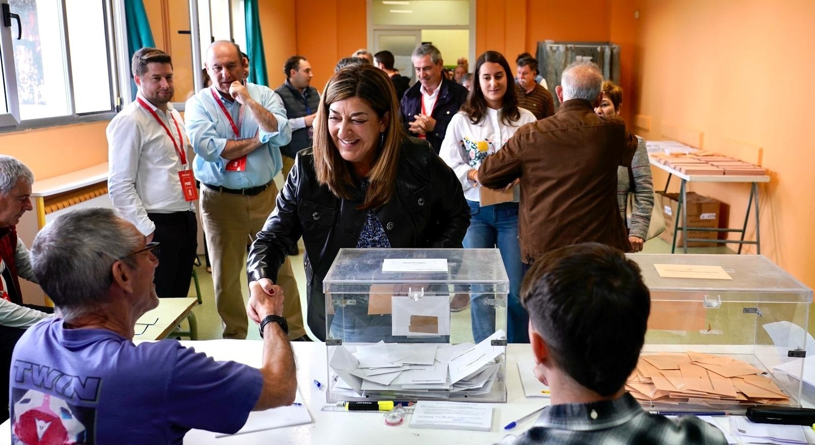 María José Saenz de Buruaga votando
