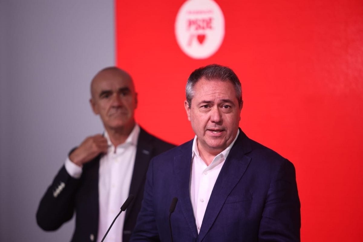 Juan Espadas, líder del PSOE andaluz, junto a Antonio Muñoz, líder del PSOE de Sevilla.