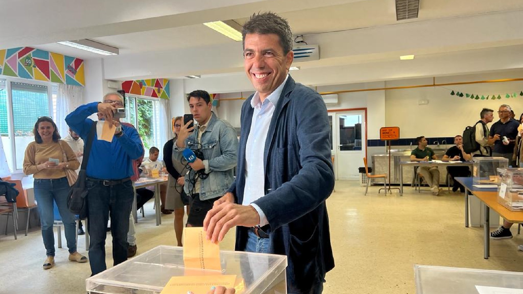 Mazón, este domingo, en el momento de ejercer su derecho al voto, en Alicante.