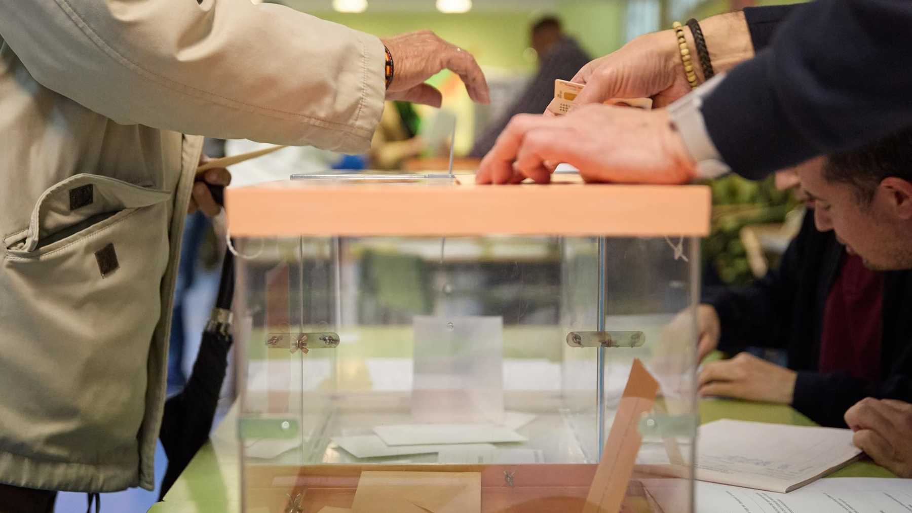 Una persona vota en un colegio electoral, a 28 de mayo de 2023. – Jesús Hellín – Europa Press