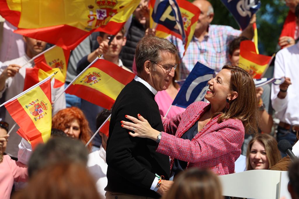 Natalia Chueca, candidata del PP a la alcaldía de Zaragoza, con Feijóo en un acto de campaña