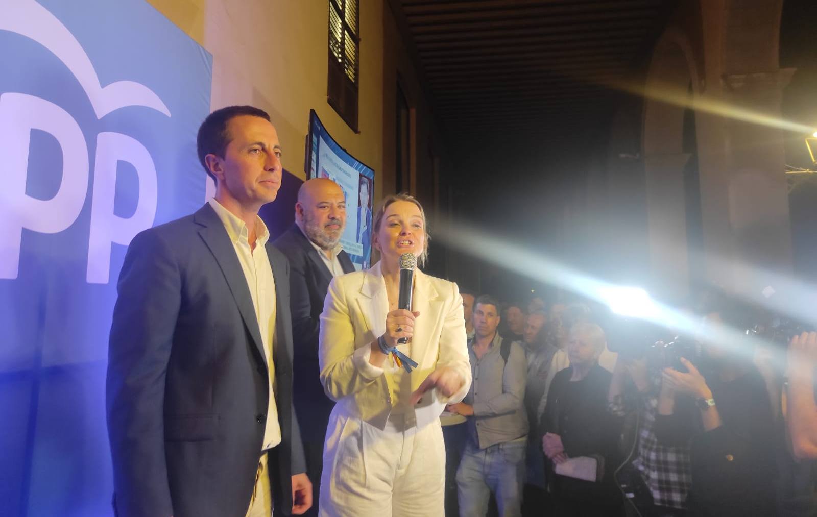 Llorenç Galmés, Marga Prohens y Jaime Martínez, en la sede del PP balear.