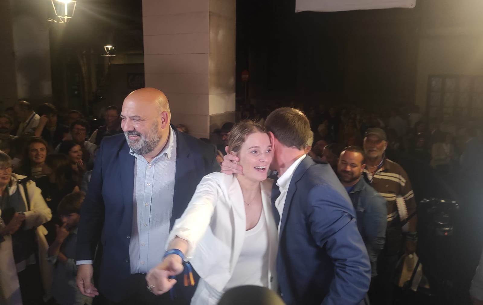 Marga Prohens se abraza eufórica con Llorenç Galmés. R.G.