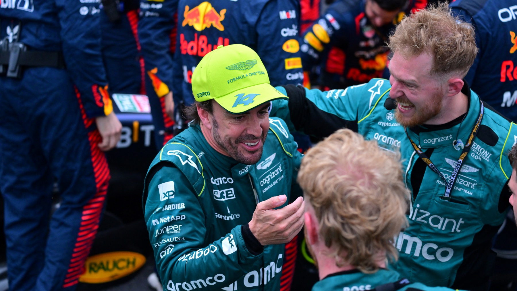 Fernando Alonso junto a los miembros de Aston Martin. (AFP)