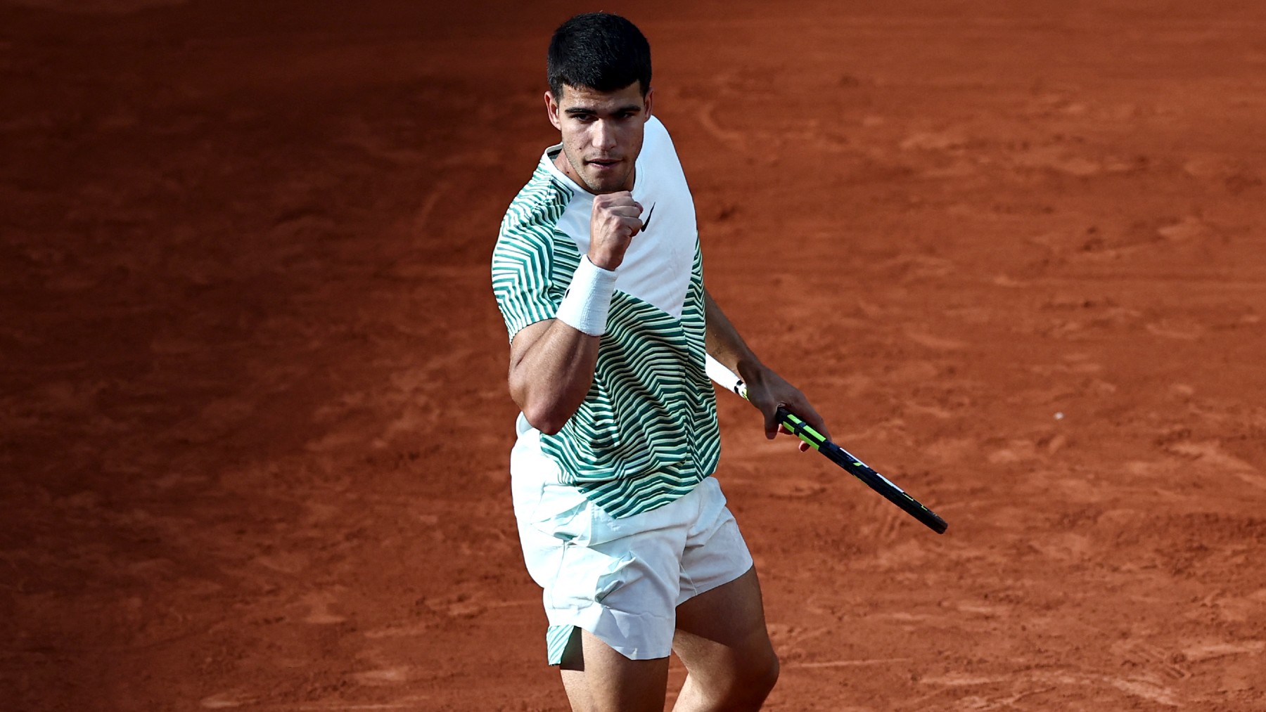 Carlos Alcaraz celebra un punto en su debut en Roland Garros 2023. (AFP)