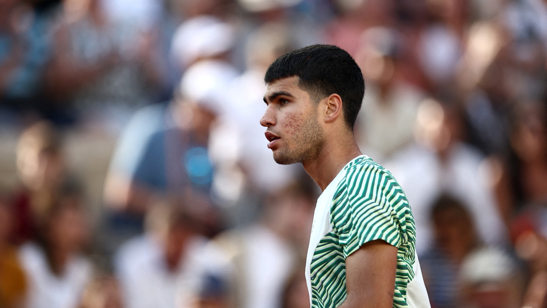 Carlos Alcaraz, en su partido de debut en Roland Garros. (AFP)