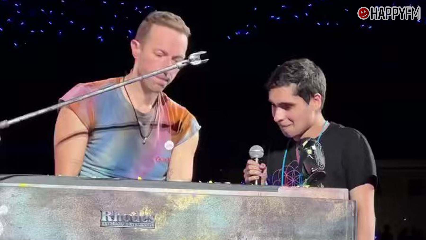 Chris Martin subió a un fan con autismo al escenario.