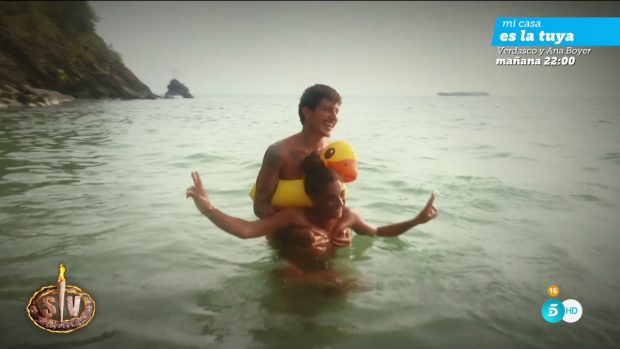 Adara Molinero y los concursantes de Supervivientes 2023 se bañan desnudos en el mar.