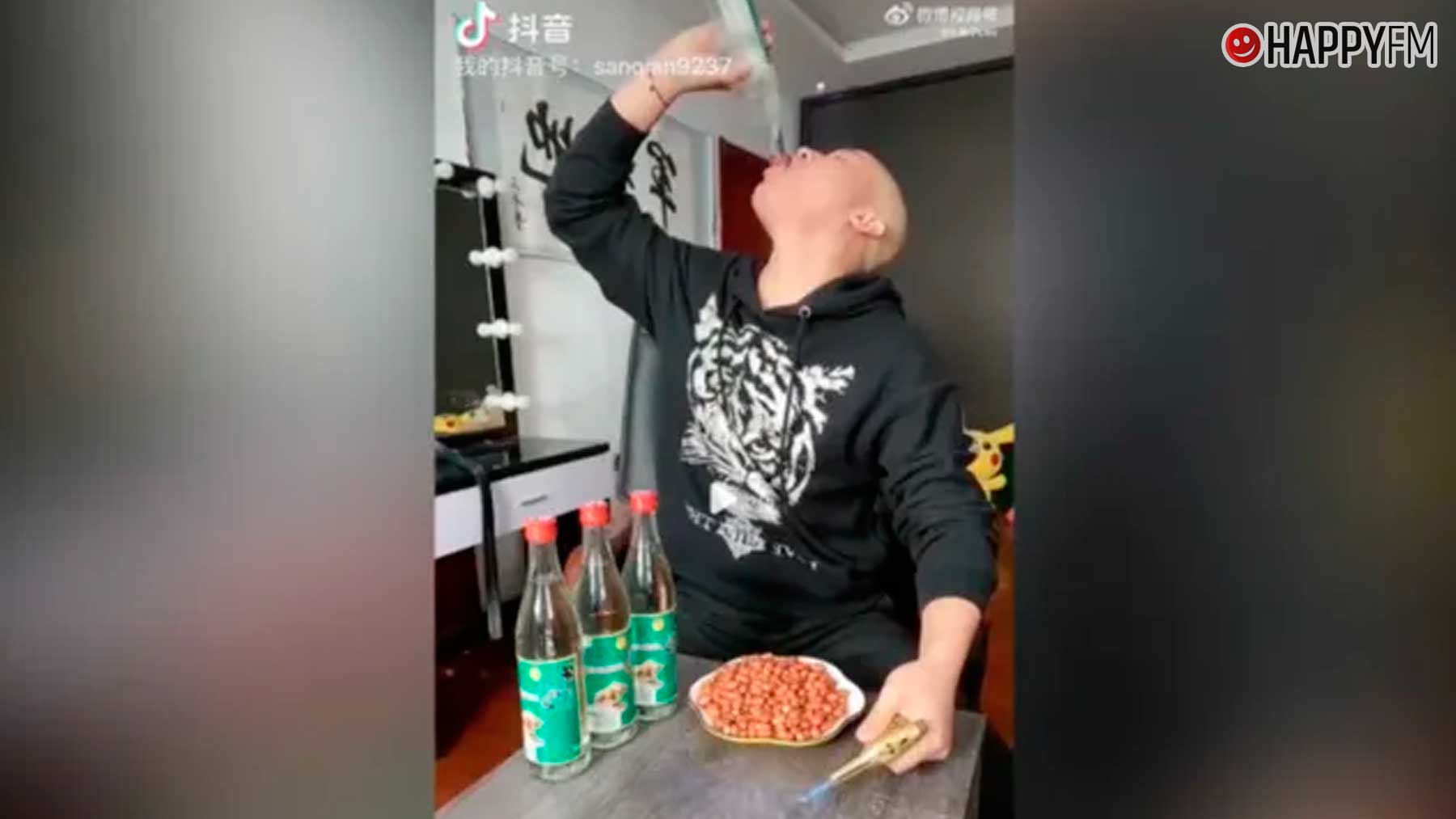 Muere un influencer tras beberse más de cuatro botellas de alcohol en directo
