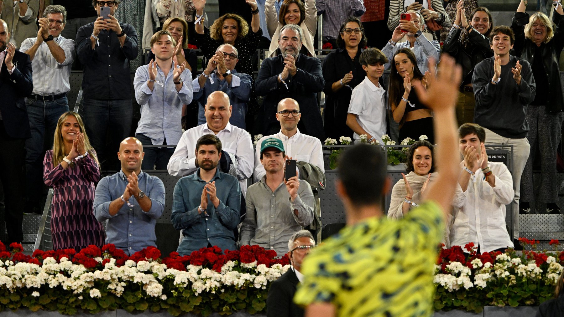 Alcaraz saluda al público de Madrid tras su victoria. (AFP)