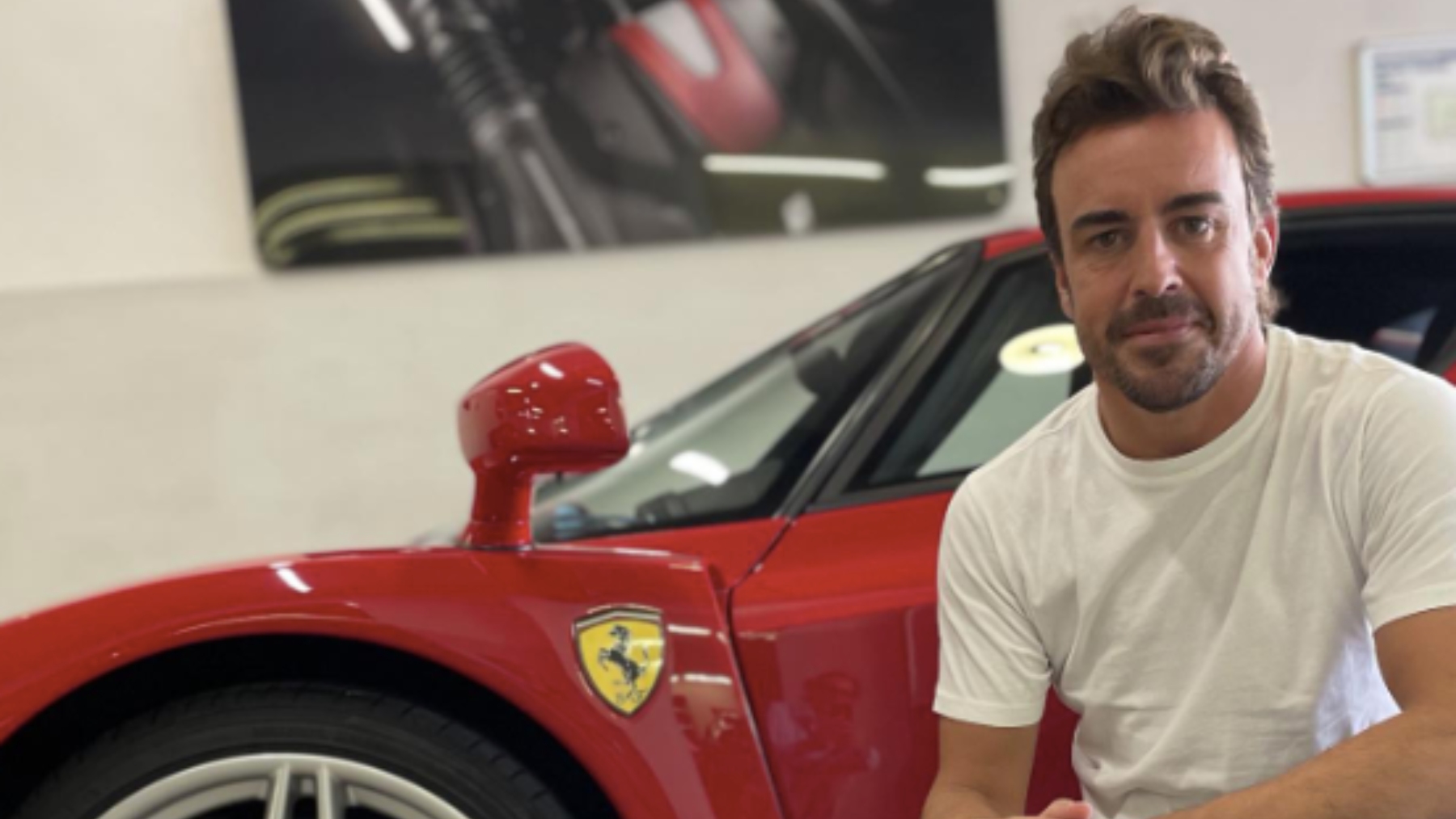Fernando Alonso posando junto al Enzo Ferrari. (Monacocarauctions)
