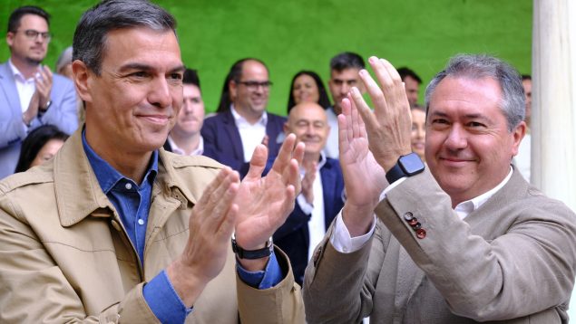 Pedro Sánchez y el secretario general del PSOE andaluz, Juan Espadas, en Úbeda (EUROPA PRESS).