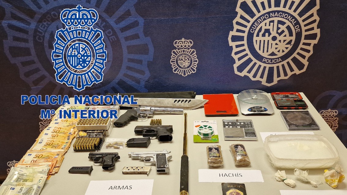 Pistolas, dinero y droga: efectos intervenidos a la banda desarticulada.