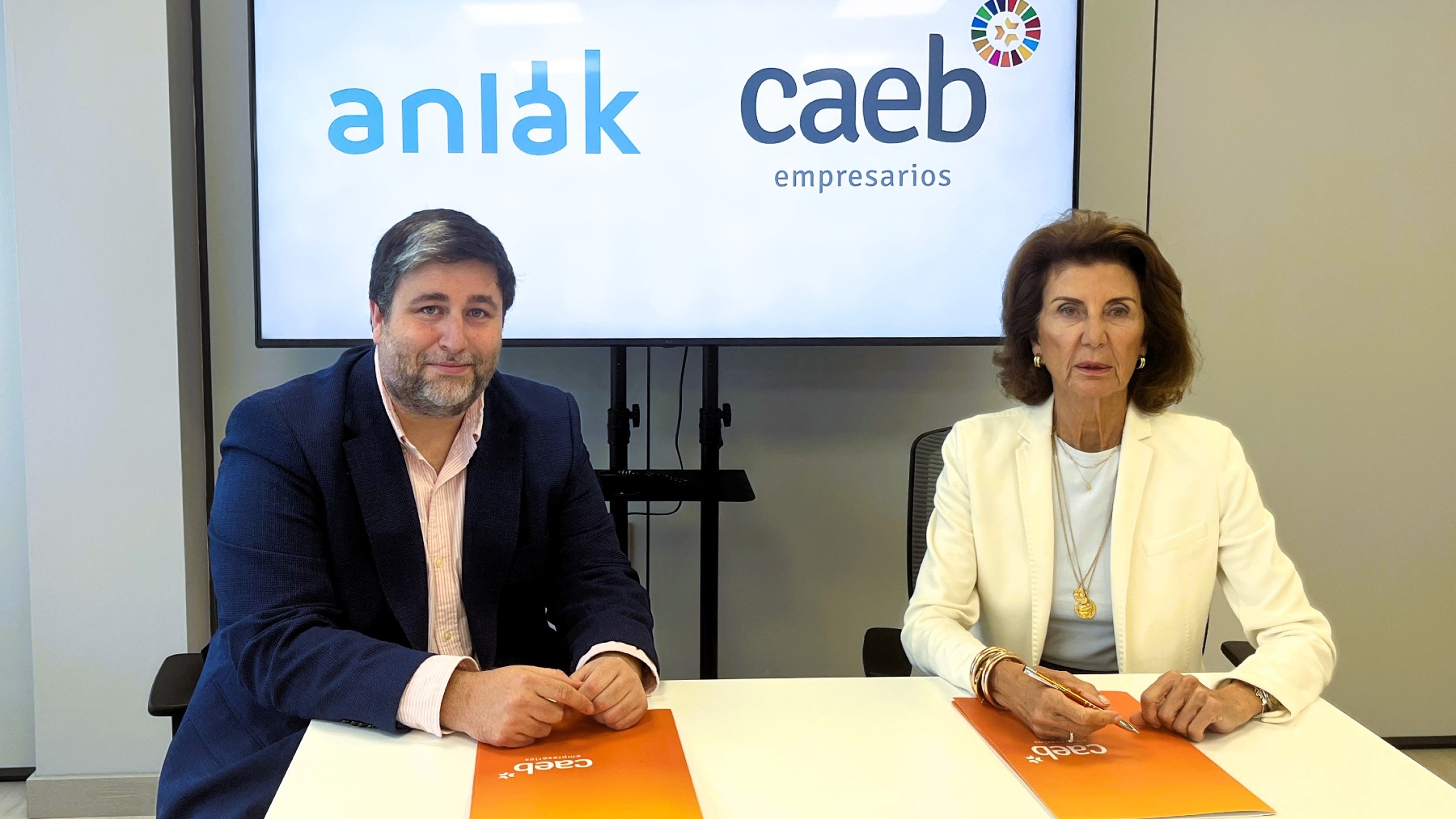 La presidenta de CAEB, Carmen Planas, y el socio responsable de la consultora ANLAK, Miguel Sureda.