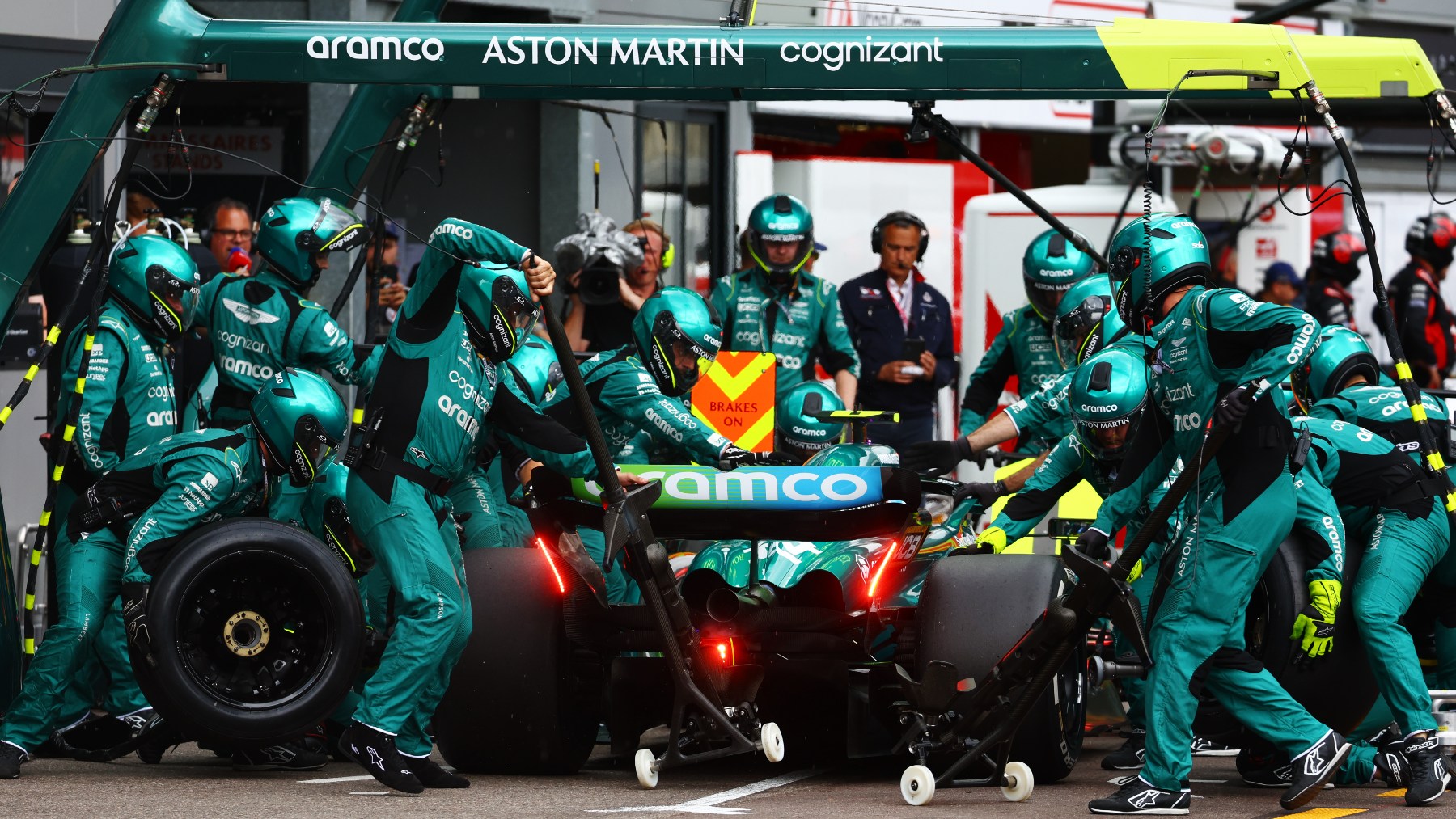 Fernando Alonso parando en el box de Aston Martin. (Getty)