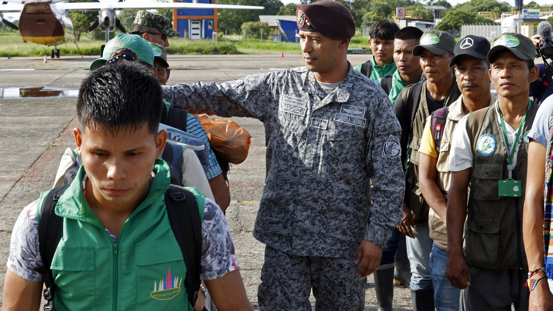 El General Pedro Sánchez Suárez, comandante del grupo de operaciones especiales, da la bienvenida a los indígenas que participan en la búsqueda de los niños desparecidos.