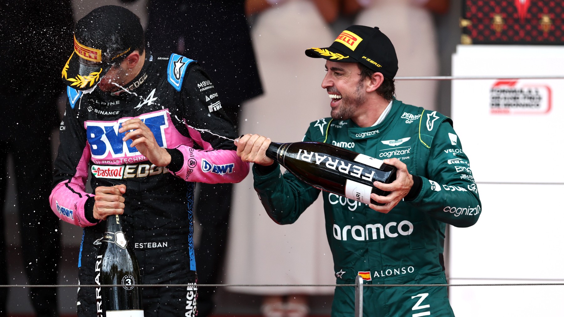 Esteban Ocon y Fernando Alonso en el podio del GP de Mónaco. (Getty)