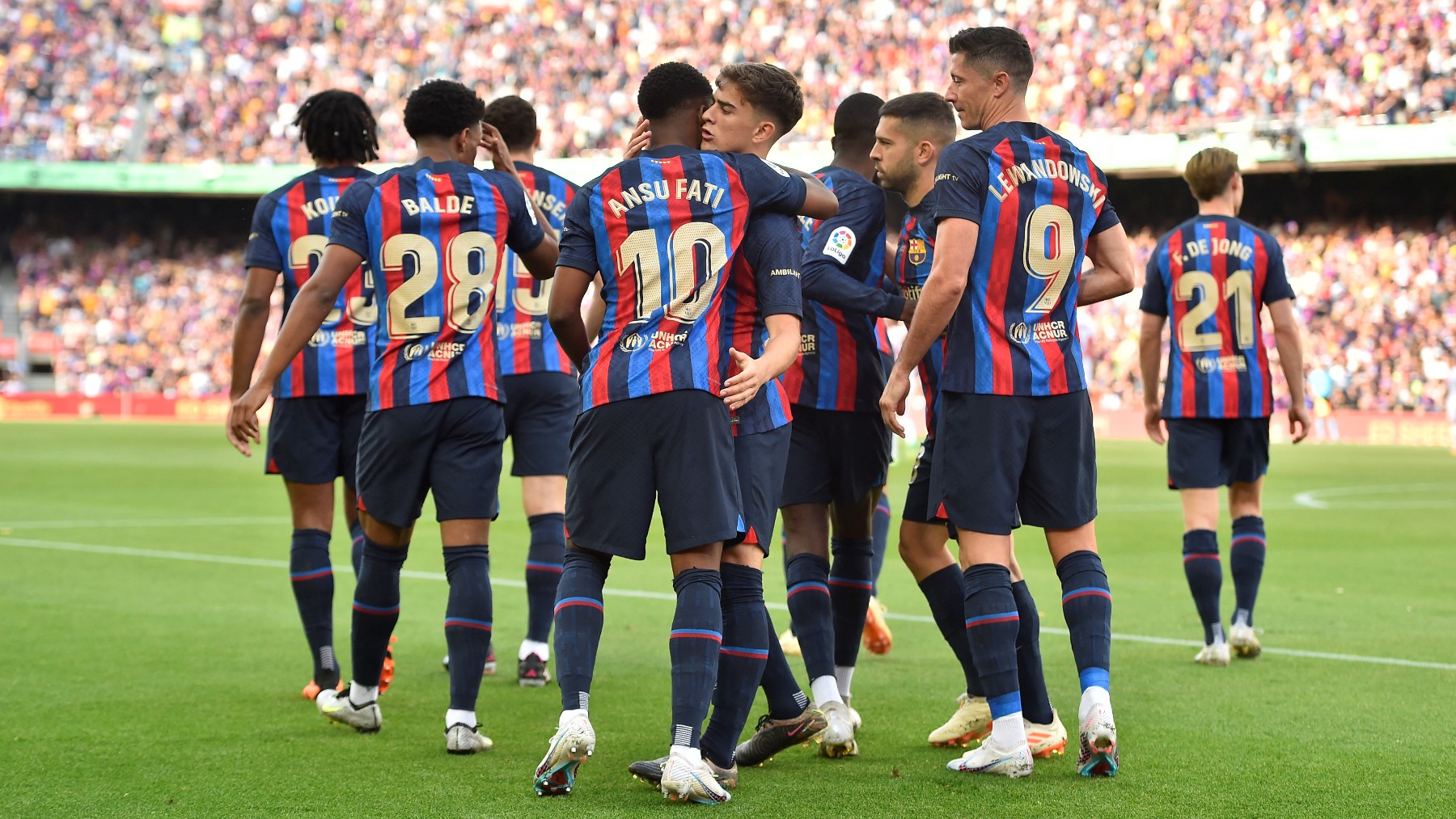 Los jugadores del Barcelona celebran un gol de Ansu Fati. (AFP)