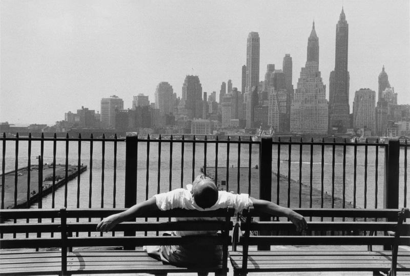 Louis Stettner. Brooklyn Promenade, Brooklyn, New York, 1954. Cortesía Archivo Louis Stettner, París © Louis Stettner Estate