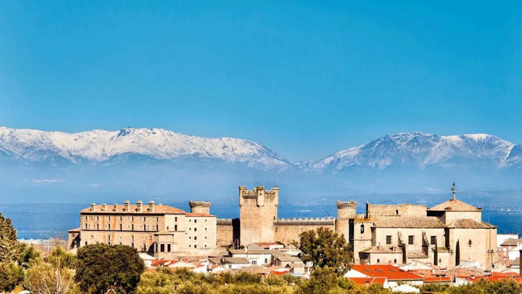 Así es el impresionante pueblo medieval cerca de Madrid donde puedes quedarte a dormir: es un castillo y un parador