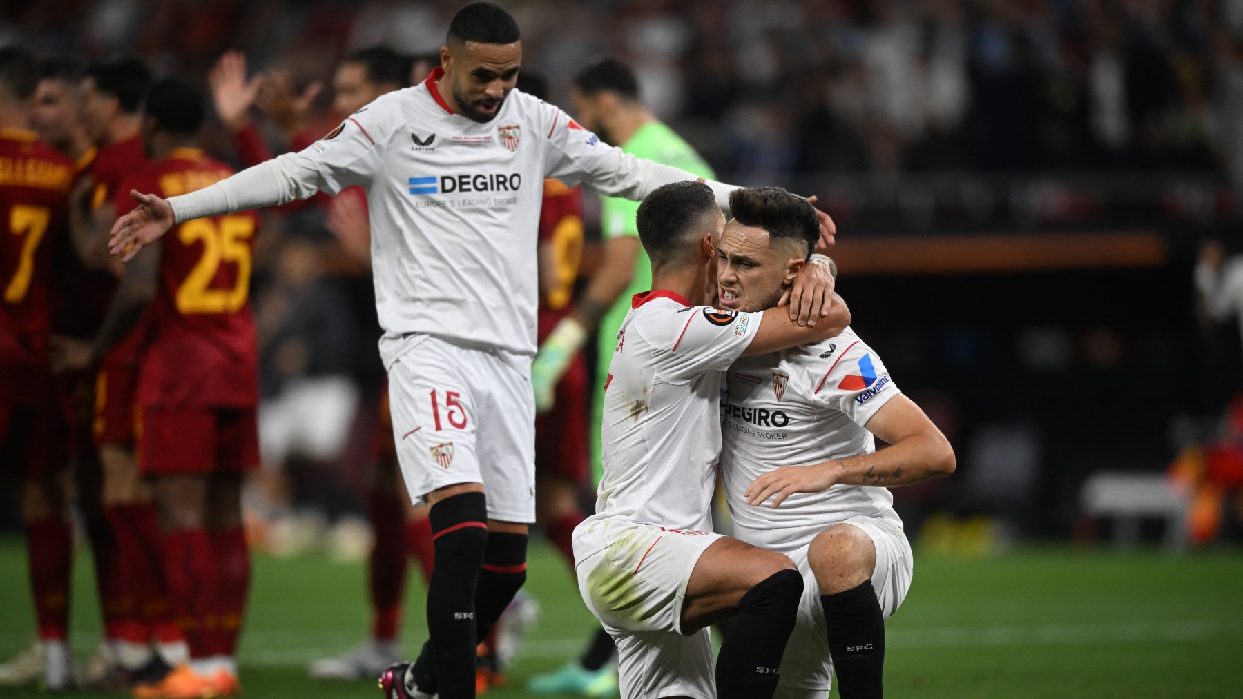 Los jugadores del Sevilla celebran el gol ante la Roma en la final de la Europa League. (AFP)