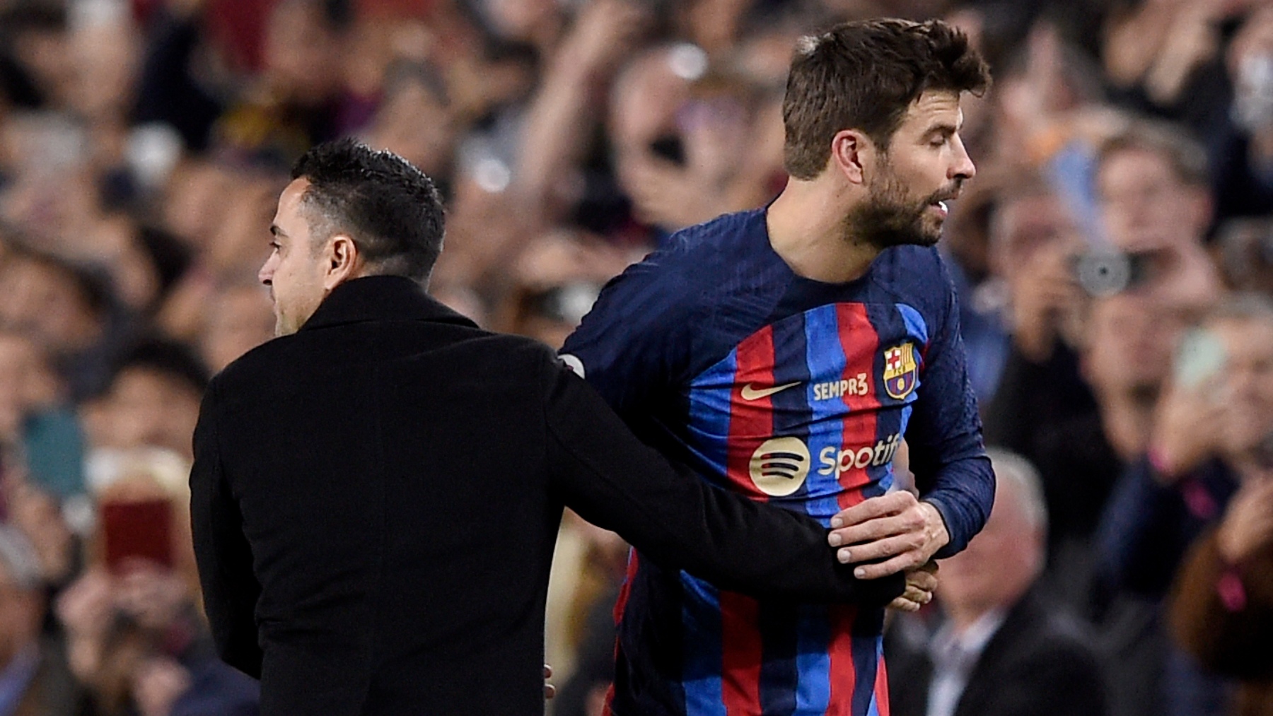 Xavi Hernández y Gerard Piqué en el Camp Nou. (AFP)