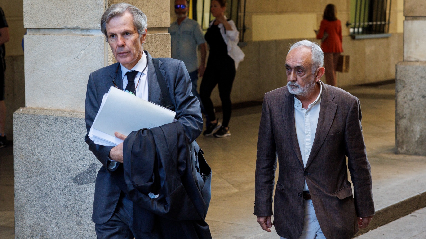 El ex director de la Faffe, Fernando Villén (d), acompañado de su letrado, a su llegada a la Audiencia de Sevilla (EFE).