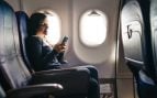 Adiós a tu móvil si viajas en avión: la norma de los aeropuertos que casi nadie conoce y puede fastidiar tu viaje