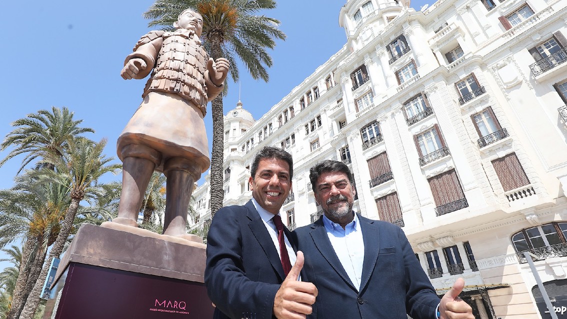 Carlos Mazón, con Luis Barcala, este jueves, ante la monumental representación de 11 metros de ‘Los Guerreros de Xi’an’