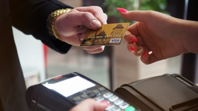 Fíjate muy bien en esto si pagas con tarjeta en el supermercado: el Banco de España avisa