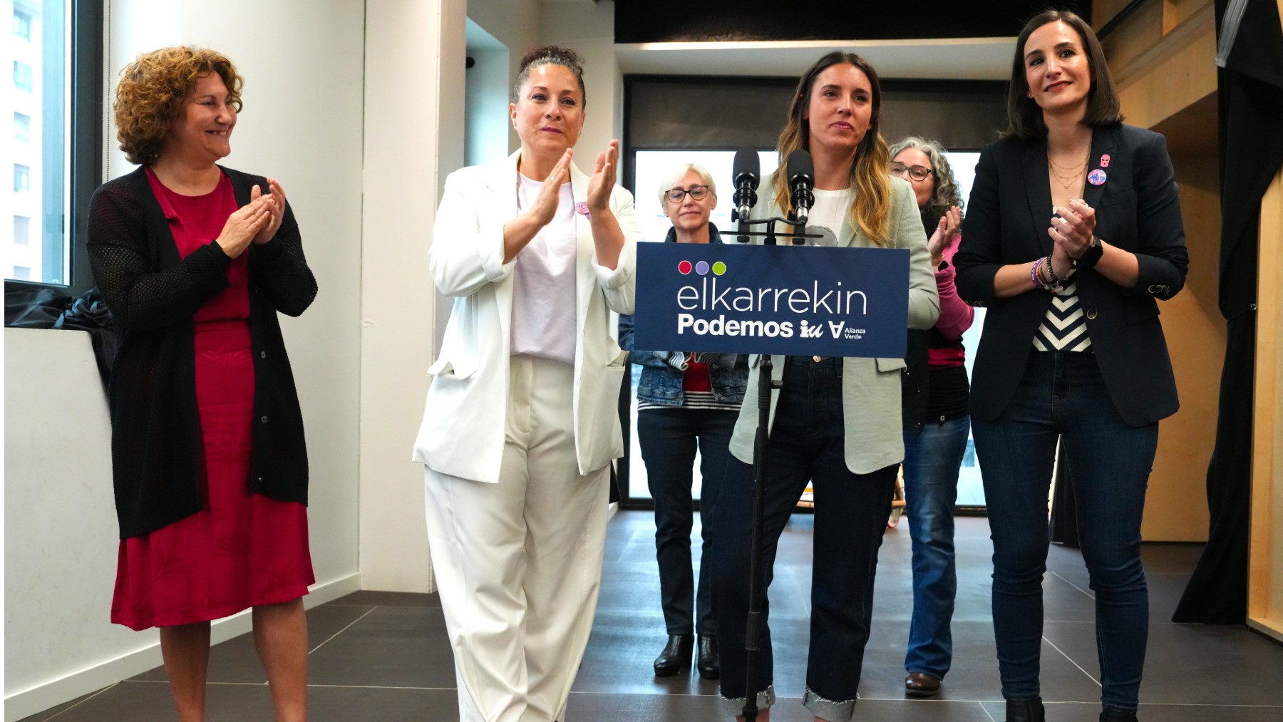 Irene Montero con las candidatas de Podemos en el País Vasco. (Foto: EP)