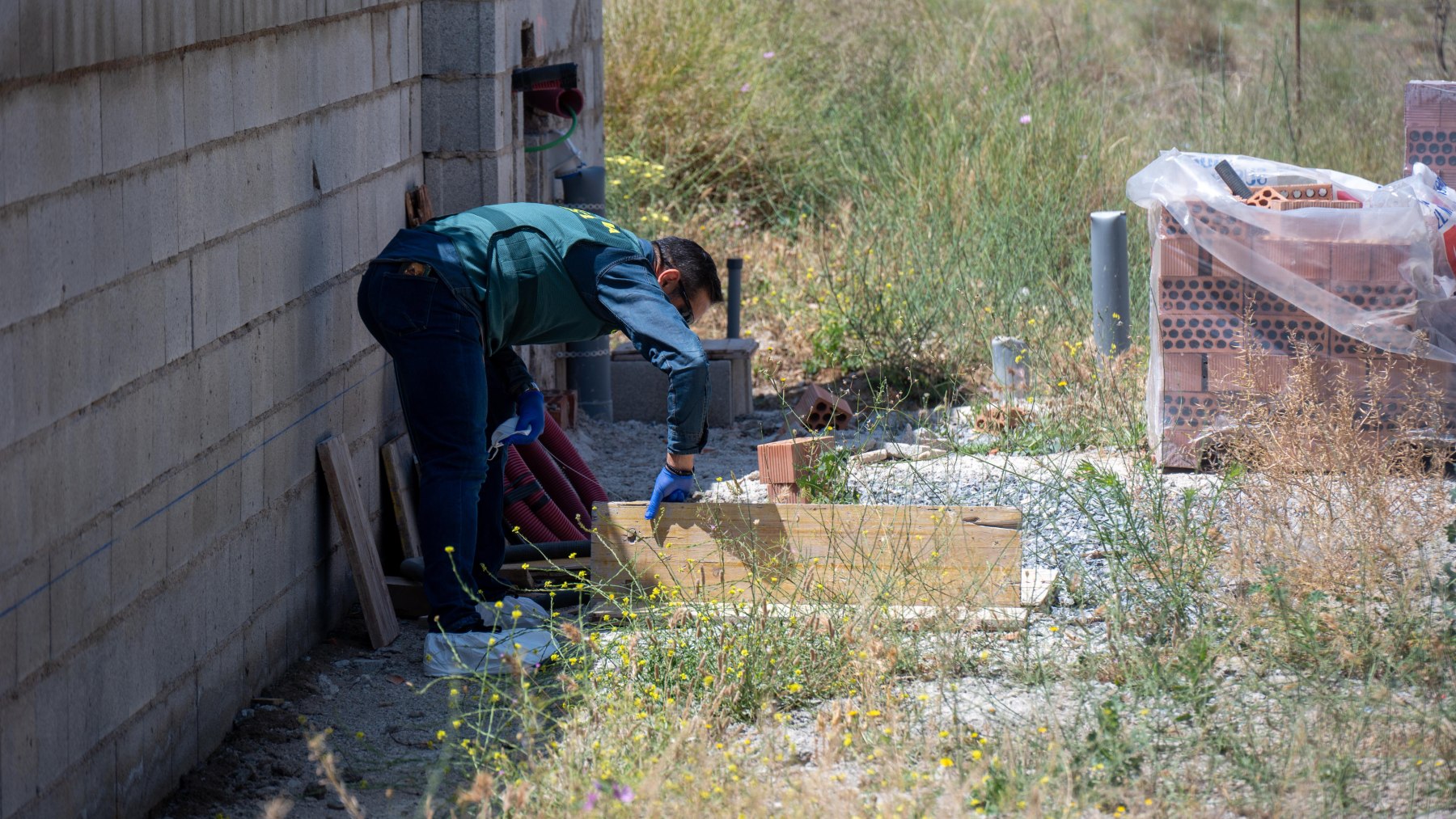 Un agente de la Guardia Civil inspecciona una finca cercana al chalé del crimen de Las Gabias (EFE).