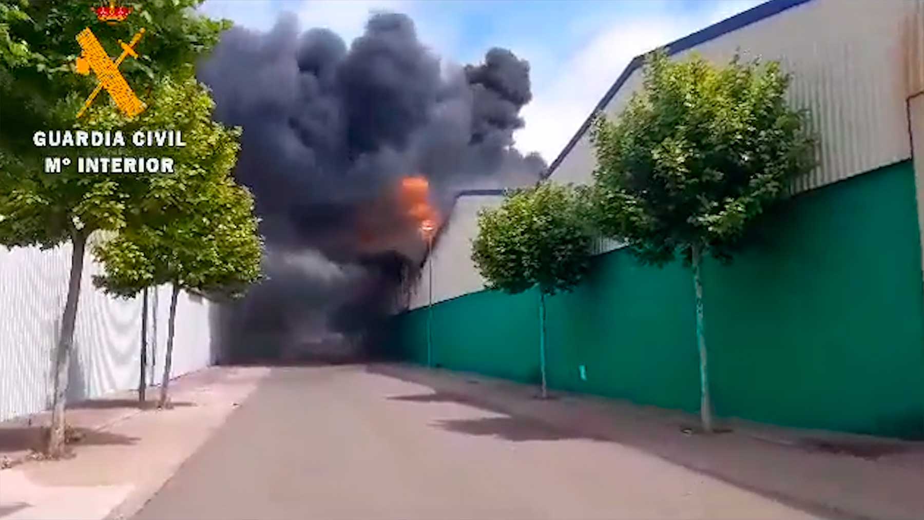 Imágenes del incendio en la planta de reciclaje de Cintruénigo