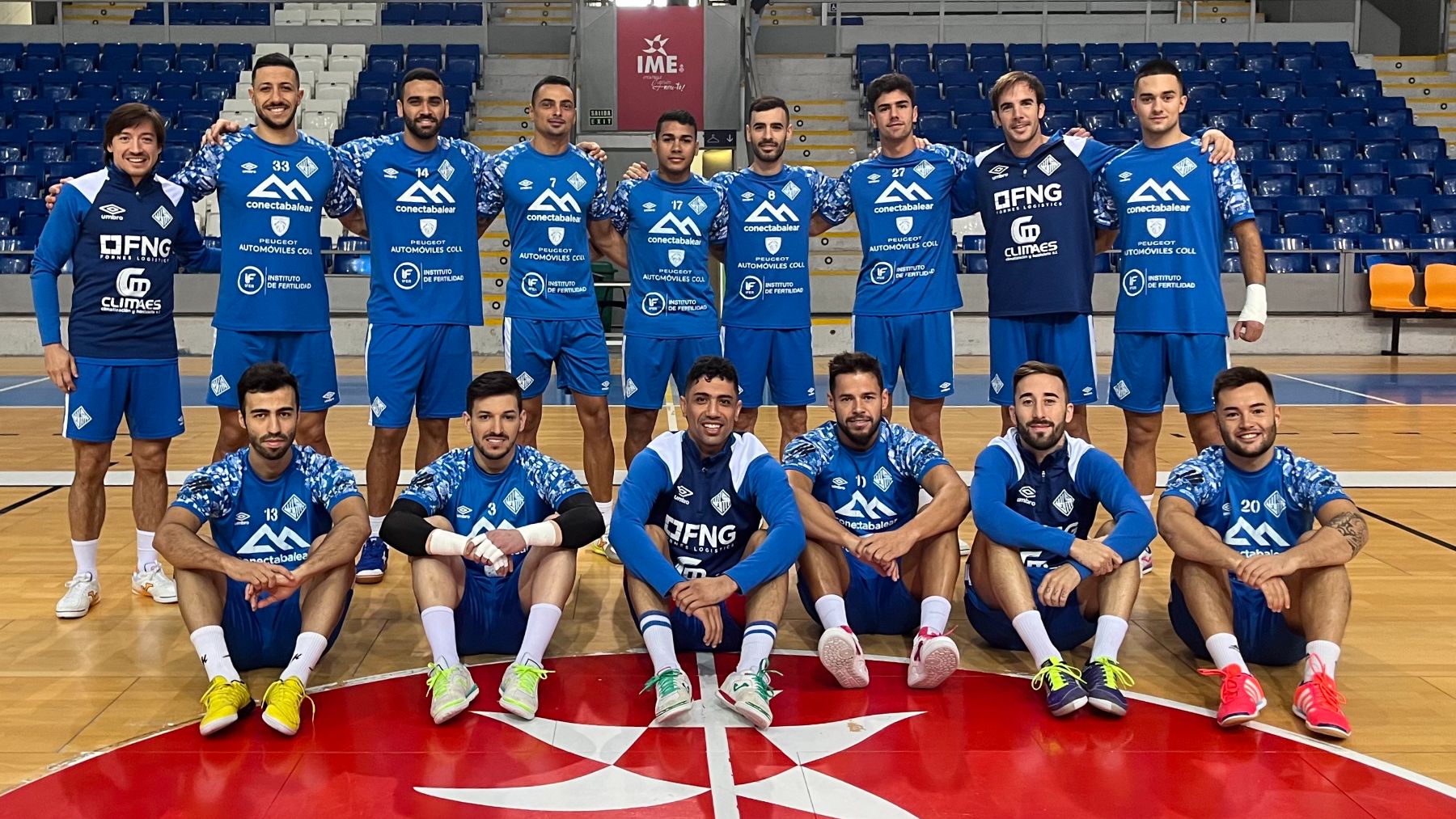 La plantilla del Mallorca Palma Futsal posa en la pista de Son Moix (1)