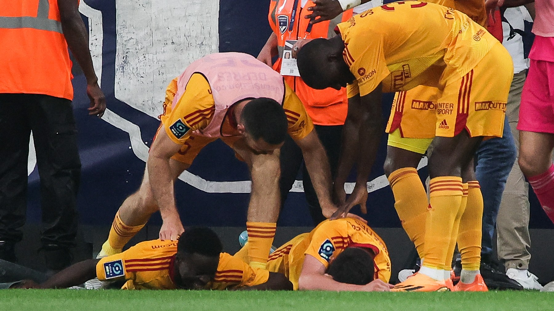 Lucas Buades, tendido en el suelo a la derecha tras ser agredido por un ultra. (AFP)