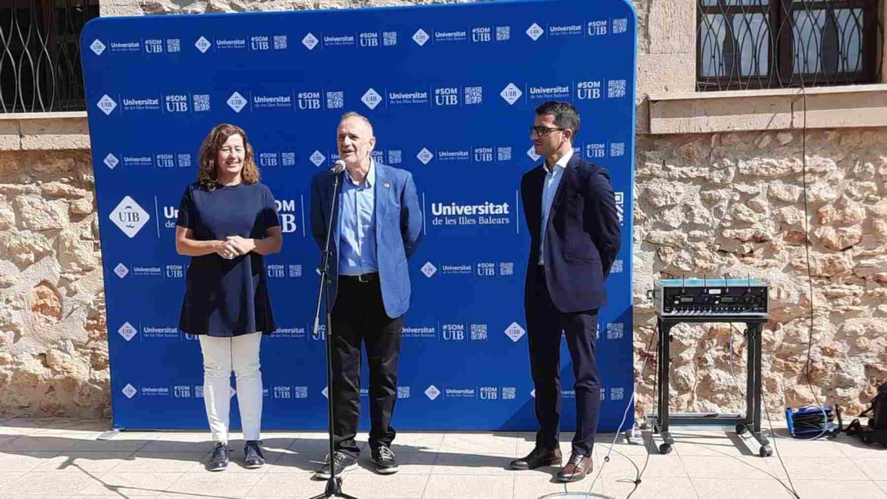 La presidenta en funciones del Govern, Francina Armengol, con el rector de la UIB, Jaume Carot.