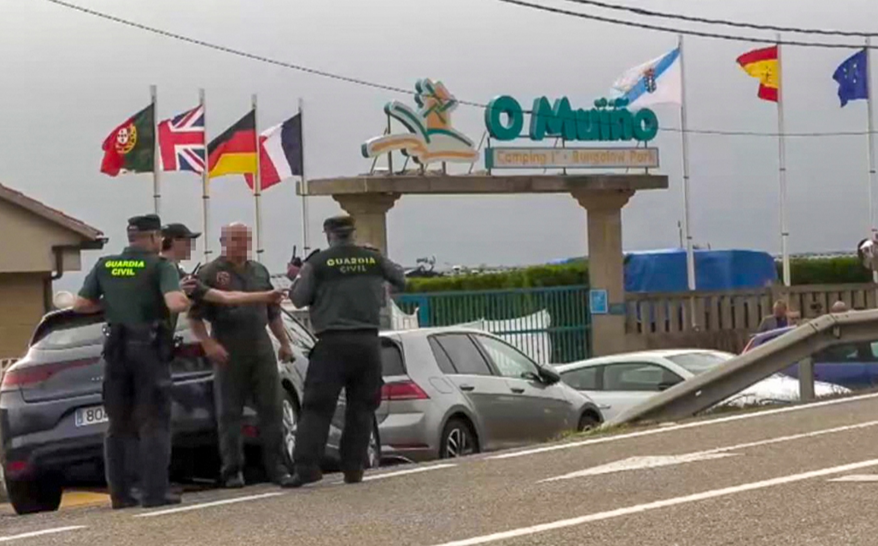 Agentes de la Guardia Civil en la entrada del camping de O Muiño, Pontevedra.