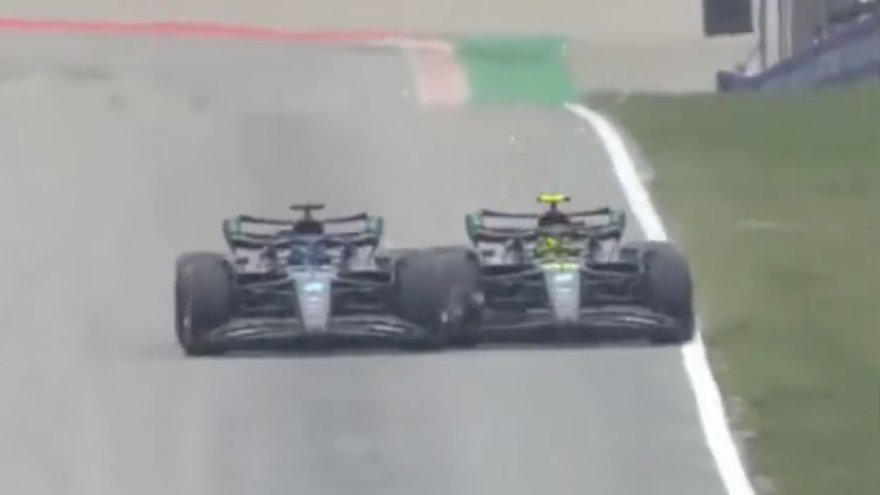 Hamilton y Russell chocan durante la Q2 del GP de España de F1.