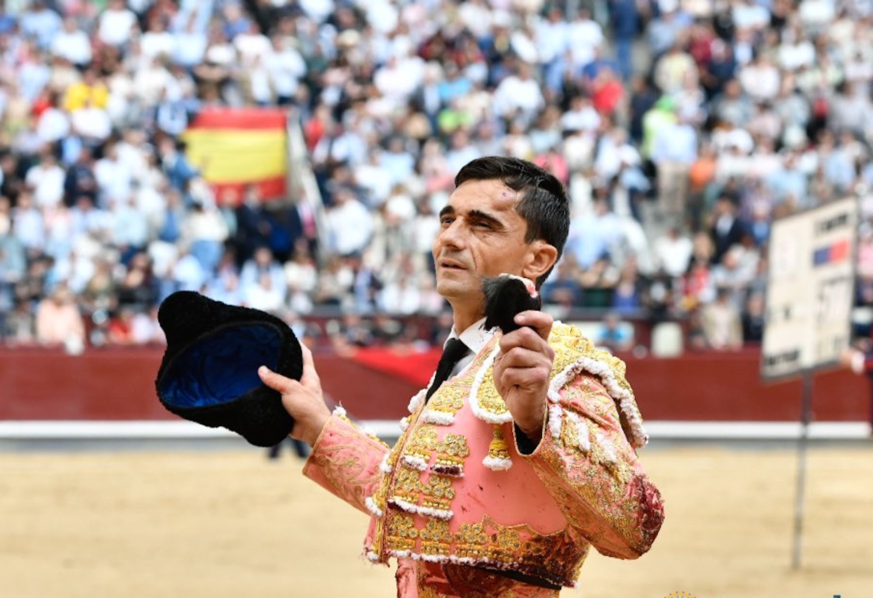 Paco Ureña, con su oreja en Las Ventas.