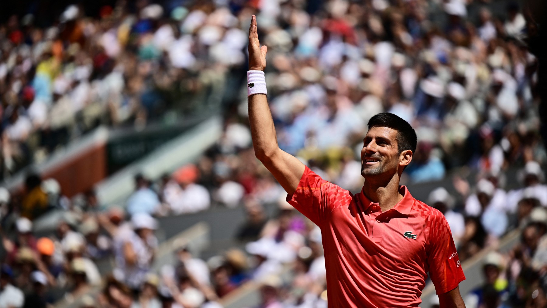 Novak Djokovic levanta al público tras un punto. (AFP)