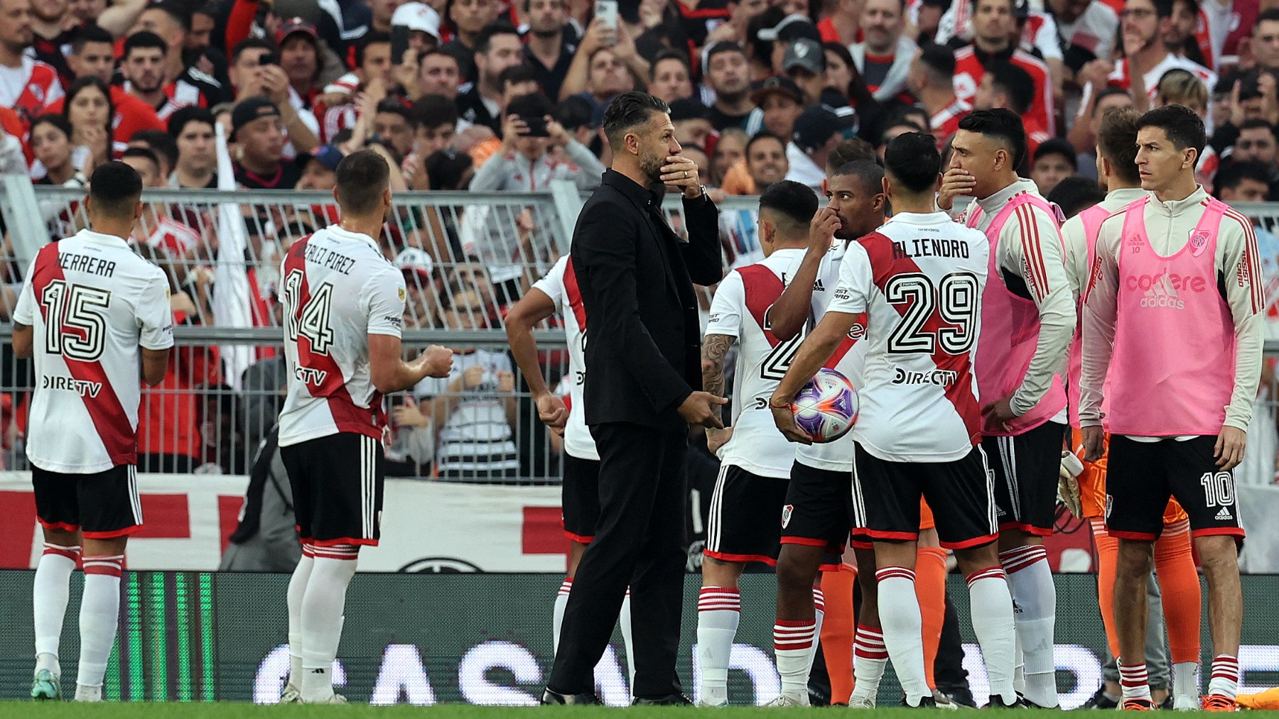 Los jugadores de River Plate y de Defensa y Justicia en el momento de la suspensión. (AFP)