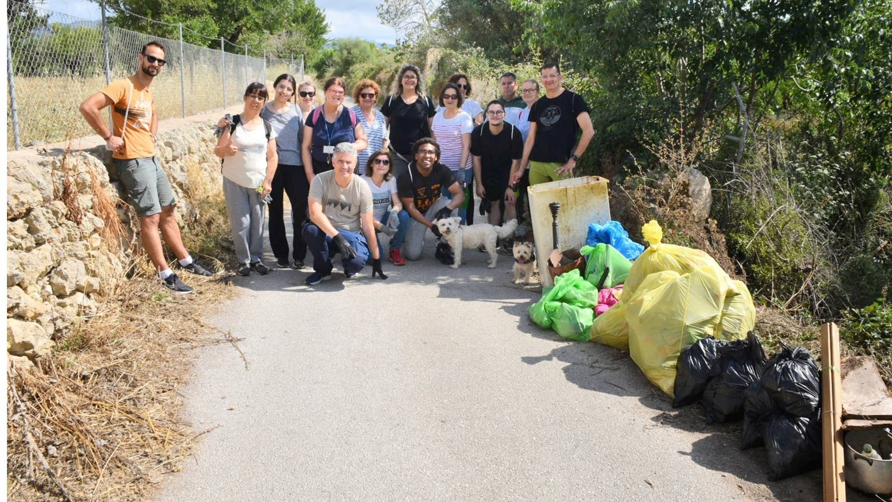 Los voluntarios con la basura retirada del camino de Selva.
